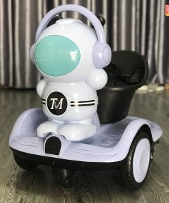 Xe điện phi hành gia xoay 360 độ có nhạc,có đèn và điều khiển từ xa cho bé